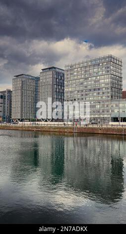 Moderne Gebäude, die das Hafengebiet von Liverpool ausmachen. Vom Albert Dock mit Blick auf das Liver Building. Stockfoto