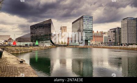 Moderne Gebäude, die das Hafengebiet von Liverpool ausmachen. Vom Albert Dock mit Blick auf das Liver Building. Stockfoto