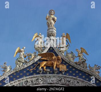 Detail des Trommelfells mit dem Apostel San Marco schutzpatron von Venedig mit Engeln und einem geflügelten Löwen auf dem Dach der Basilika di San Marco Stockfoto