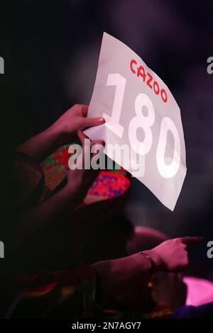 Cardiff, Großbritannien. 09. Februar 2023. Dart-Fans. Cazoo Premier League Dart, zweite Nacht in der Cardiff International Arena in Cardiff, Südwales am Donnerstag, den 9. Februar 2023. Bild von Andrew Orchard/Andrew Orchard Sportfotografie/Alamy Live News Kredit: Andrew Orchard Sportfotografie/Alamy Live News Stockfoto