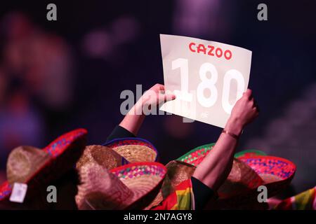 Cardiff, Großbritannien. 09. Februar 2023. Dart-Fans. Cazoo Premier League Dart, zweite Nacht in der Cardiff International Arena in Cardiff, Südwales am Donnerstag, den 9. Februar 2023. Bild von Andrew Orchard/Andrew Orchard Sportfotografie/Alamy Live News Kredit: Andrew Orchard Sportfotografie/Alamy Live News Stockfoto