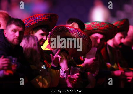 Cardiff, Großbritannien. 09. Februar 2023. Dart-Fans. Cazoo Premier League Dart, zweite Nacht in der Cardiff International Arena in Cardiff, Südwales am Donnerstag, den 9. Februar 2023. Bild von Andrew Orchard/Andrew Orchard Sportfotografie/Alamy Live News Kredit: Andrew Orchard Sportfotografie/Alamy Live News Stockfoto