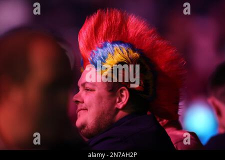 Cardiff, Großbritannien. 09. Februar 2023. Dart-Fan. Cazoo Premier League Dart, zweite Nacht in der Cardiff International Arena in Cardiff, Südwales am Donnerstag, den 9. Februar 2023. Bild von Andrew Orchard/Andrew Orchard Sportfotografie/Alamy Live News Kredit: Andrew Orchard Sportfotografie/Alamy Live News Stockfoto