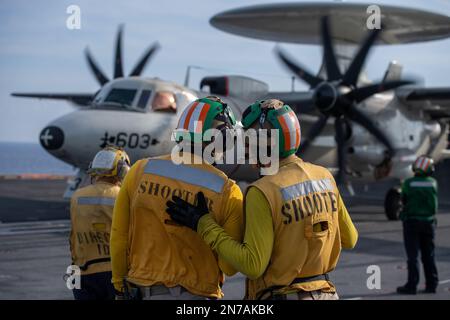 230209-N-DU622-1486 SÜDCHINESISCHES MEER (9. FEBRUAR 2023) USA Marinesoldaten bereiten sich auf den Start einer E-2C Hawkeye vor, die von den ‚Sun Kings‘ der Flugzeugträger-Frühwarnstaffel (VAW) 116 des Flugzeugträgers USS Nimitz (CVN 68) stammt. Nimitz ist in der US-7.-Flotte und führt Routineeinsätze durch. 7. Fleet sind die USA Die größte Flotte der Navy, die mit einer Anzahl von Flotten ausgestattet ist, und arbeitet regelmäßig mit Alliierten und Partnern zusammen, um eine freie und offene Region im Indo-Pazifik zu erhalten. (USA Marinebild von Mass Communication Specialist 2. Class Justin McTaggart) Stockfoto