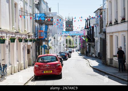 Penzance, Vereinigtes Königreich - Juni 3 2022: Menschen auf den Straßen in der Stadt, Cornwall, Südwestengland, Vereinigtes Königreich. Blick auf die Geschäfte und Häuser, selektiver Fokus Stockfoto