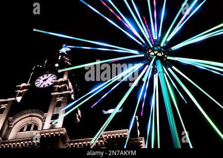 Liverpool erleuchtete nachts, Lebergebäude am Ufer. Stockfoto