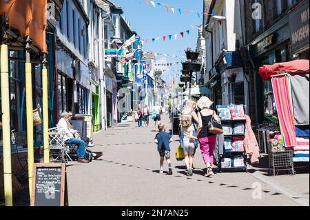 Penzance, Vereinigtes Königreich - Juni 3 2022: Menschen auf den Straßen in der Stadt, Cornwall, Südwestengland, Vereinigtes Königreich. Blick auf die Geschäfte und Häuser, selektiver Fokus Stockfoto