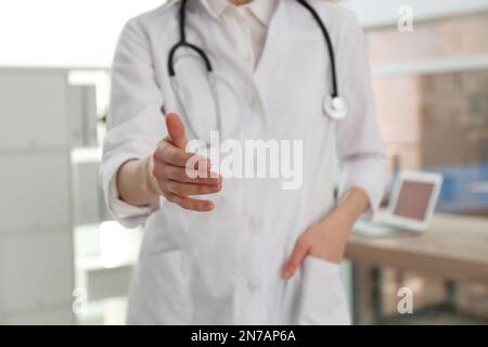 Weibliche Ärztin, die in der Klinik Handschlag anbietet, Nahaufnahme Stockfoto