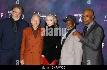 HOLLYWOOD, KALIFORNIEN - FEBRUAR 09: (L-R) Jonathan Frakes, Sir Patrick Stewart, Gates McFadden, LeVar Burton und Michael Dorn kommen zur Los Ange Stockfoto