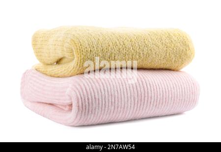 Ein Stapel warmer Pullover, isoliert auf weiß Stockfoto
