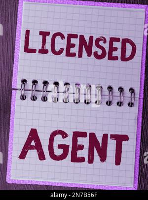 Unterschreiben Sie, dass der lizenzierte Agent angezeigt wird. Internetkonzept autorisierter und akkreditierter Verkäufer von Versicherungspolicen Stockfoto