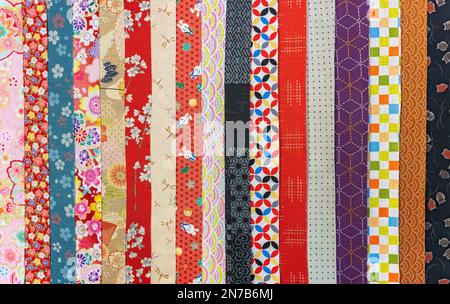 Alle Arten von bunten und lebendigen japanischen furoshiki-Tüchern, einschließlich Blumen, Fauna und geometrische Muster wie Wellen, Kreise, Blätter, Kaninchen Stockfoto