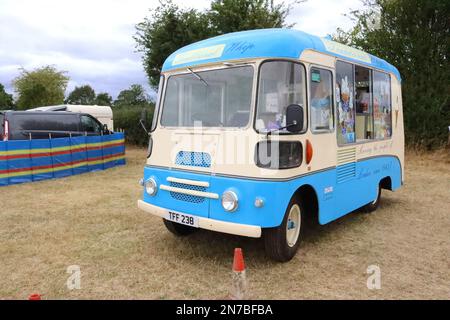 Ein altmodischer Morris LD Eiswagen aus dem Jahr 1962, serviert traditionelles Schlagseis bei einer Dampf-Rallye und einer Oldtimer-Veranstaltung am 2022. Juli. Stockfoto