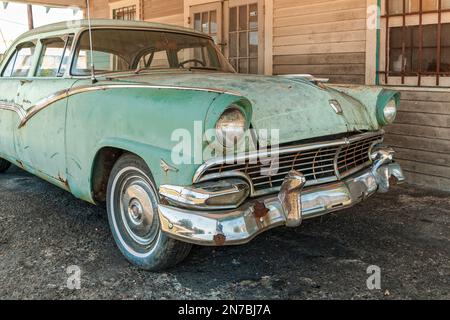 Altmodischer oder antiker 1956 Ford Fairlane Town Sedan Frontgrill und Haube des alten Autos in Alabama, USA. Stockfoto