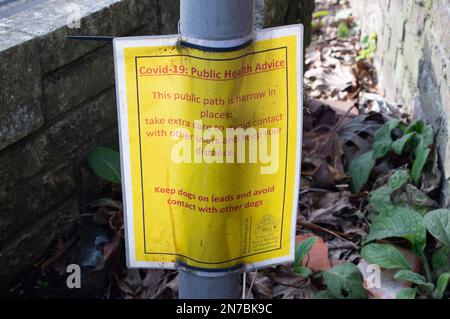 Sunningdale, Ascot, Berkshire, Großbritannien. 10. Februar 2023. Ein altes Covid-19-Schild auf einem Fußweg in Sunningdale, Ascot. Eine neue Variante von Covid-19 ist jetzt im Vereinigten Königreich vorhanden. Die Coronavirus-Subvariante XBB.1,5 oder „Kraken“ breitet sich laut Berichten rasch im gesamten Vereinigten Königreich aus. Kredit: Maureen McLean/Alamy Stockfoto