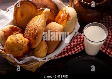 Auswahl an traditionellem mexikanischem Süßbrot, Hojaldra, Bisquet, Cocol, Chino, Oreja, Cacahuate, von Hand hergestellt, in Mexiko heißt es Pan Dulce und cann Stockfoto