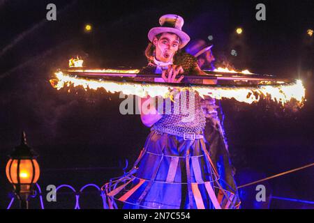 Venedig, Italien, 10. Februar 2023. Venedig Carnival - Original-Zeichen-Show. Am Eröffnungsabend der abendlichen Wassershow „Original Signs“ im Arsenale Venice, Italien. Die Show zeigt 30 teilnehmende Künstler und Musiker auf wechselnden Festwagen mit symbolischen Szenen aus der Evolution der Menschheit, die zweimal pro Nacht an ausgewählten Abenden bis zum 21. Februar 2023 gezeigt werden. Zu den Teilnehmern gehören die RANDB-Tänzer, Viola Cappelli, Isabella Moro, Cristiano Perseu, Opera Fiammae Company, Compagnie Ilotopie, Psychodrummer. Kredit: Imageplotter/Alamy Live News. Stockfoto