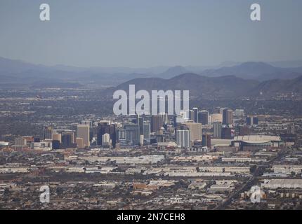 Phoenix, Usa. 09. Februar 2023. Die Berge stehen hinter der Innenstadt von Phoenix von der erhöhten Aussicht auf den Dobbins Lookout in Phoenix, Arizona am Freitag, den 10. Februar 2023. Die Philadelphia Eagles spielen die Kansas City Chiefs im Super Bowl LVII im State Farm Stadium in Glendale, Arizona, am Sonntag, den 12. Februar 2023. Foto: John Angelillo/UPI Credit: UPI/Alamy Live News Stockfoto