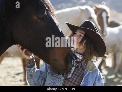 Phoenix, Usa. 09. Februar 2023. Wrangler Lili Barton kümmert sich um die Pferde in den Ponderosa Stables in Phoenix, Arizona, am Freitag, den 10. Februar 2023. Die Philadelphia Eagles spielen die Kansas City Chiefs im Super Bowl LVII im State Farm Stadium in Glendale, Arizona, am Sonntag, den 12. Februar 2023. Foto: John Angelillo/UPI Credit: UPI/Alamy Live News Stockfoto