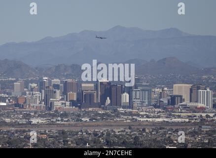 Phoenix, Usa. 09. Februar 2023. Am Freitag, den 10. Februar 2023, fliegen Flugzeuge vom erhöhten Dobbins Lookout in Phoenix, Arizona, über die Innenstadt von Phoenix. Die Philadelphia Eagles spielen die Kansas City Chiefs im Super Bowl LVII im State Farm Stadium in Glendale, Arizona, am Sonntag, den 12. Februar 2023. Foto: John Angelillo/UPI Credit: UPI/Alamy Live News Stockfoto