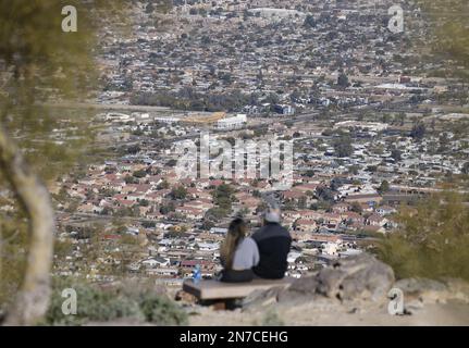 Phoenix, Usa. 09. Februar 2023. Zwei Personen betrachten den erhöhten Blick vom Dobbins Lookout in Phoenix, Arizona, am Freitag, den 10. Februar 2023. Die Philadelphia Eagles spielen die Kansas City Chiefs im Super Bowl LVII im State Farm Stadium in Glendale, Arizona, am Sonntag, den 12. Februar 2023. Foto: John Angelillo/UPI Credit: UPI/Alamy Live News Stockfoto