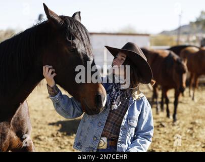 Phoenix, Usa. 09. Februar 2023. Wrangler Lili Barton kümmert sich um die Pferde in den Ponderosa Stables in Phoenix, Arizona, am Freitag, den 10. Februar 2023. Die Philadelphia Eagles spielen die Kansas City Chiefs im Super Bowl LVII im State Farm Stadium in Glendale, Arizona, am Sonntag, den 12. Februar 2023. Foto: John Angelillo/UPI Credit: UPI/Alamy Live News Stockfoto