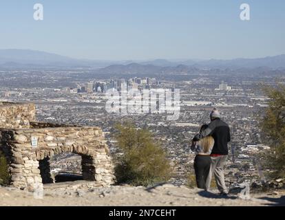 Phoenix, Usa. 09. Februar 2023. Zwei Personen gehen am Freitag, den 10. Februar 2023, von der erhöhten Aussicht auf den Dobbins Lookout in Phoenix, Arizona, mit Blick auf die Innenstadt von Phoenix. Die Philadelphia Eagles spielen die Kansas City Chiefs im Super Bowl LVII im State Farm Stadium in Glendale, Arizona, am Sonntag, den 12. Februar 2023. Foto: John Angelillo/UPI Credit: UPI/Alamy Live News Stockfoto