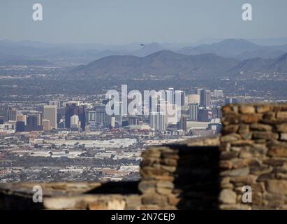 Phoenix, Usa. 09. Februar 2023. Am Freitag, den 10. Februar 2023, fliegen Flugzeuge vom erhöhten Dobbins Lookout in Phoenix, Arizona, über die Innenstadt von Phoenix. Die Philadelphia Eagles spielen die Kansas City Chiefs im Super Bowl LVII im State Farm Stadium in Glendale, Arizona, am Sonntag, den 12. Februar 2023. Foto: John Angelillo/UPI Credit: UPI/Alamy Live News Stockfoto