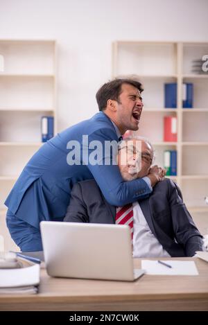 Zwei Kollegen, die im Büro Stockfoto