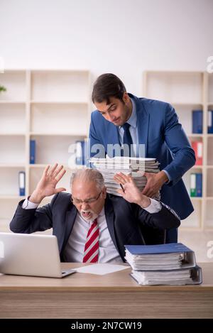 Zwei Kollegen, die im Büro Stockfoto