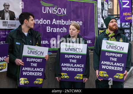 London, Großbritannien. 10. Februar 2023. Streikende Ambulanzmitarbeiter, vertreten durch die GEWERKSCHAFT DER UNISON, stehen mit Schildern vor einem offiziellen Streikposten vor dem Hauptquartier des Londoner Ambulanzdienstes. Die Krankenwagenarbeiter streiken um eine faire Bezahlung und Personalausstattung, und UNISON wählt weitere 10.000 Krankenwagenmitglieder in England für Arbeitskampf. Kredit: Mark Kerrison/Alamy Live News Stockfoto