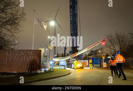 Hamburg, Deutschland. 10. Februar 2023. Ein Schwerlasttransport mit Rotorblättern für eine neue Windturbine ist auf dem Weg von der Autobahnausfahrt Waltershof im Hamburger Hafen zur Kläranlage Dradenau. Drei schwere Lkw brachten am Samstagabend große Teile einer neuen Windturbine nach Hamburg-Waltershof. Nach Angaben des Betreibers der Kläranlage Hamburg Wasser wird die neue Windturbine eine Leistung von 3,6 Megawatt haben und jährlich 9.000 Megawatt-Stunden Strom liefern. Kredit: Christian Charisius/dpa/Alamy Live News Stockfoto