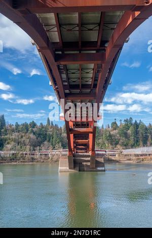 Die Sellwood Bridge führt durch die Infrastruktur im Bundesstaat Portland, Oregon. Stockfoto