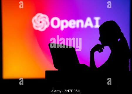 GROSSBRITANNIEN, LONDON. 30. JANUAR 2023: Offenes AI. Innovative Köpfe: Eine Frau und die Macht der Technologie Stockfoto