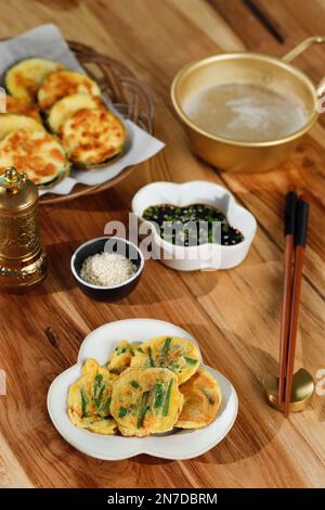 Hausgemachter koreanischer Pajeon-Scallion-Pfannkuchen mit Dippsoße, serviert mit traditionellem koreanischem Alkohol Stockfoto