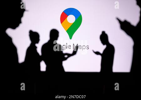LOS ANGELES, USA, 30. JANUAR 2023: Google Map. Gemeinsam innovativ: Webentwickler mit Silhouetten, die sich für Fortschritt zusammenschließen, und das Firmenlogo im Hintergrund Stockfoto