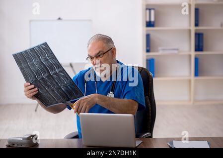 Alter, männlicher Arzt, Radiologe, der im Krankenhaus arbeitet Stockfoto