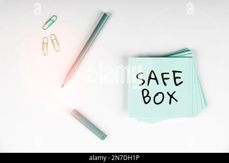 Handgeschschreibter Text Safe Box. Wort für Eine kleine Struktur, in der Sie wichtige oder wertvolle Dinge aufbewahren können Stockfoto