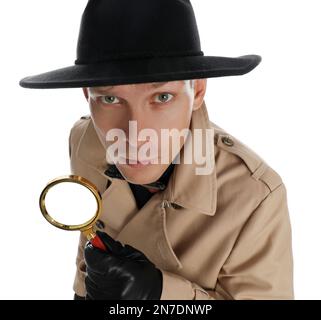 Männlicher Detective mit Lupe auf weißem Hintergrund Stockfoto