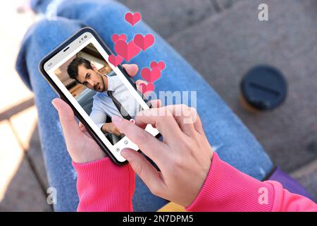 Frau besucht Dating-Seite über Smartphone im Freien, Nahaufnahme Stockfoto