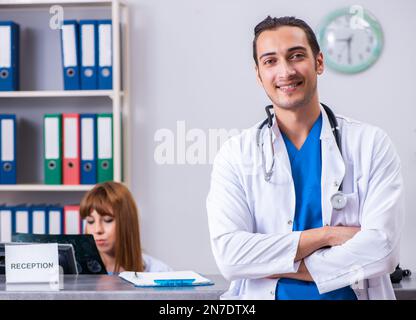 Die beiden Ärzte an der Rezeption im Krankenhaus zu arbeiten Stockfoto