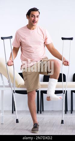 Die jungen verletzten Mann wartet auf seine Umdrehung im Krankenhaus Halle Stockfoto