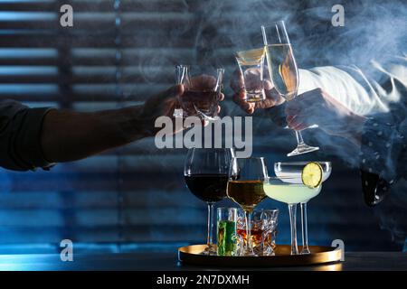 Menschen mit verschiedenen alkoholischen Getränken, die Gläser drinnen, Nahaufnahme Stockfoto