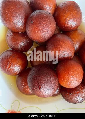 Nahaufnahme einer traditionellen und beliebtesten indischen Süßigkeit namens Gulab jamun Or Stockfoto