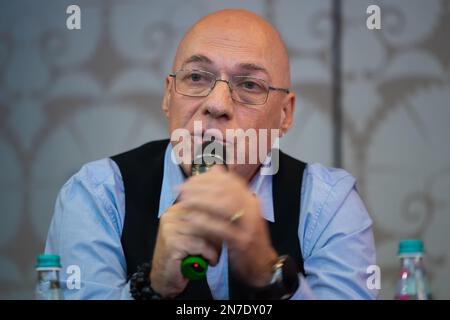 Bukarest, Rumänien - 03. Februar 2023: Florin Ionescu, Manager der rumänischen Popmusik-Band A.S.I.A. in einer Pressekonferenz zur Ankündigung der Band reun Stockfoto