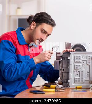 Der junge Ingenieur Reparatur musical hi-fi System Stockfoto