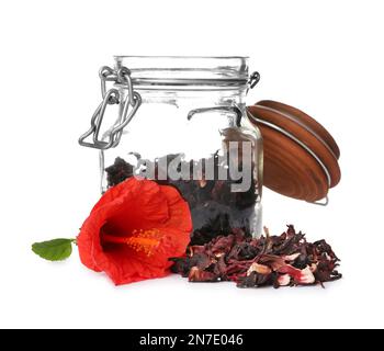 Trockener Hibiskus-Tee in einem Glasgefäß und wunderschöne Blüten auf weißem Hintergrund Stockfoto
