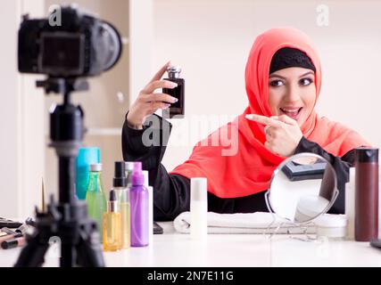 Die Schönheit der Blogger im hijab Aufnahme von Video für Ihren Blog. Stockfoto
