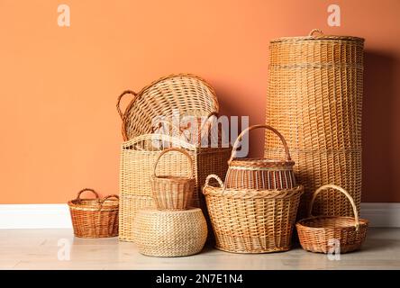 Viele verschiedene Korbkörbe auf dem Boden in der Nähe der Korallenwand Stockfoto