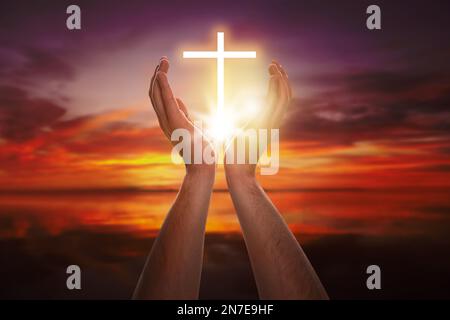 Man- und Kreuzsilhouette im Freien, Nahaufnahme. Der Glaube an Jesus Christus Stockfoto